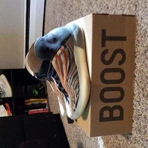 Yeezy Quantum Basketball 'flash orange'